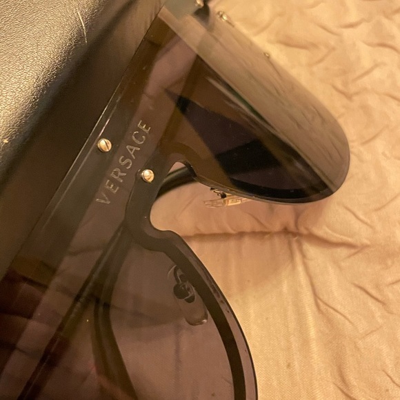 Versace Oversized Sunglasses 100% Authentic. - Picture 4 of 8